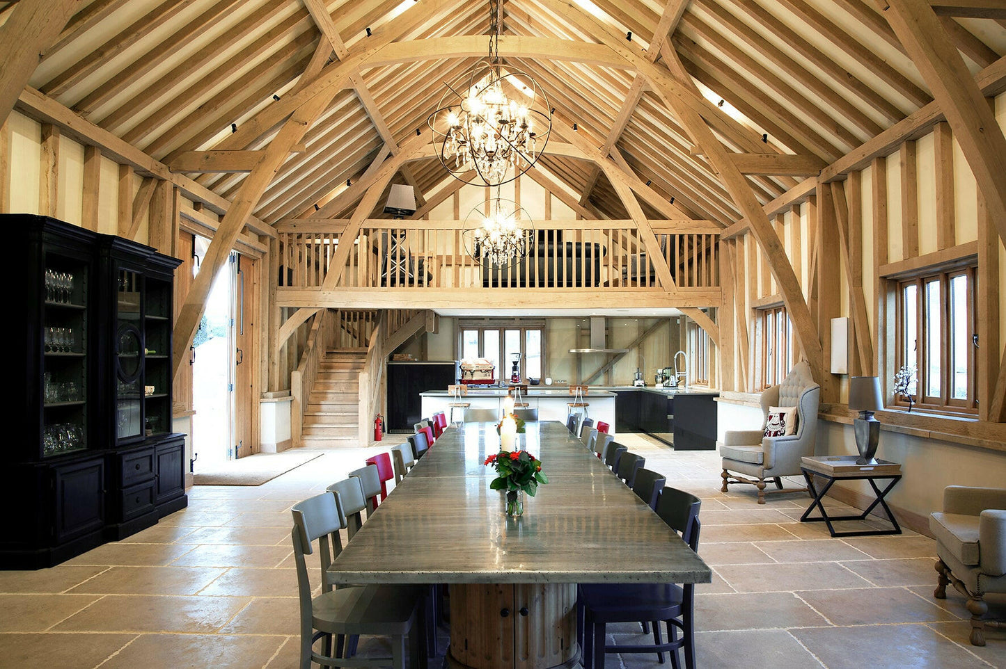 Enjoy relaxed midweek meals in a spacious, light-filled dining area with modern décor, featuring the All in one pot by Event—ideal for easy recipes and one-pot cooking at your long table under vaulted wooden ceilings.